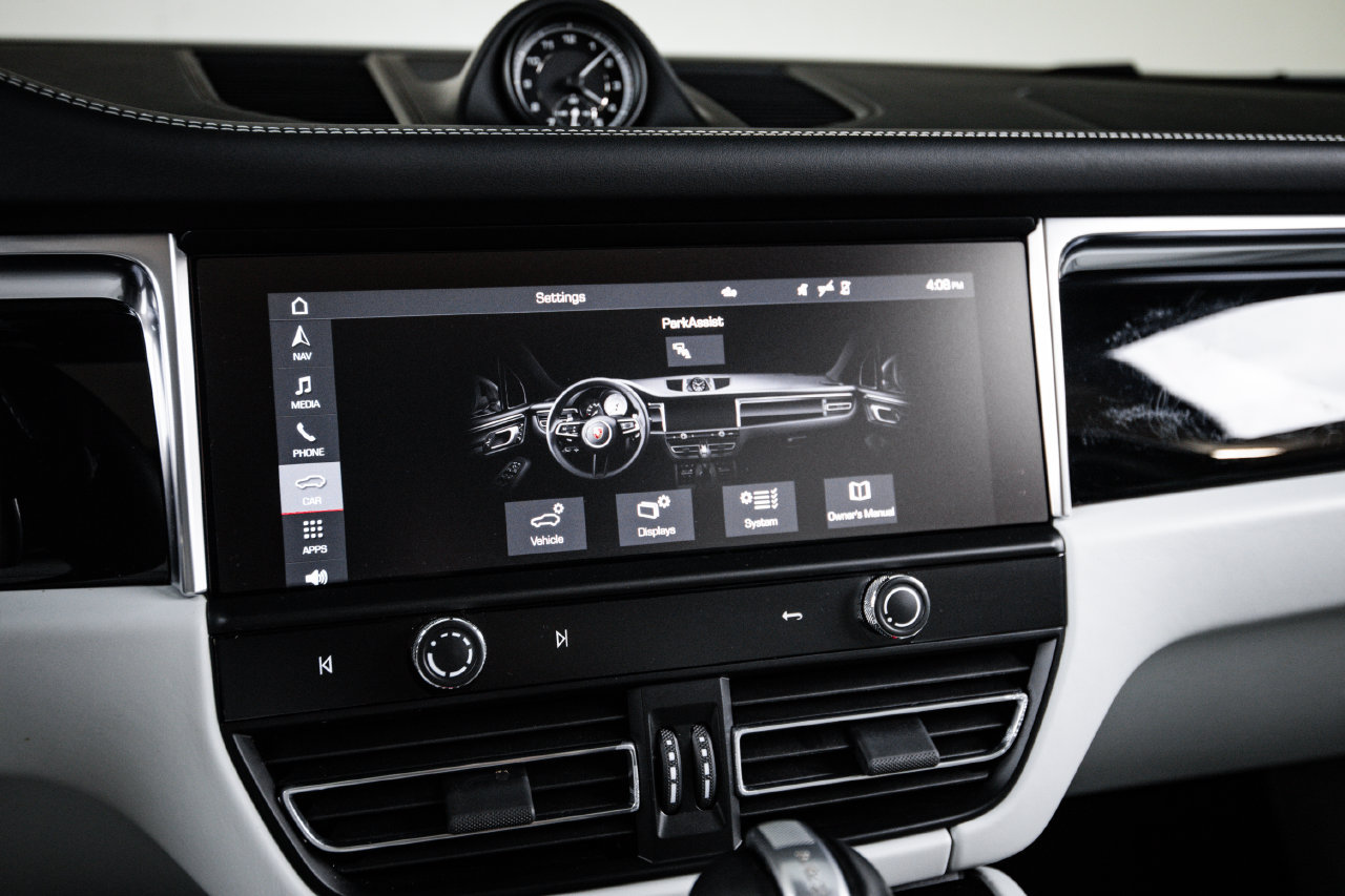 Certified 2023 Porsche Macan AWD/4WD image 18