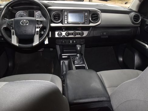 Used 2018 Toyota Tacoma SR5 AWD/4WD image 16