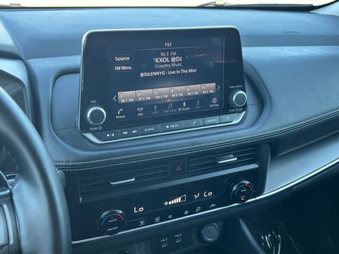Used 2025 Nissan Rogue SV FWD image 17