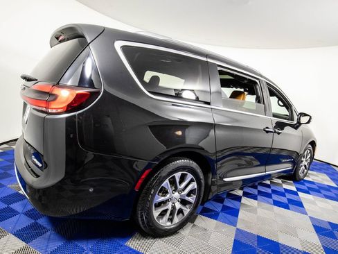 Used 2021 Chrysler Pacifica Pinnacle FWD image 6