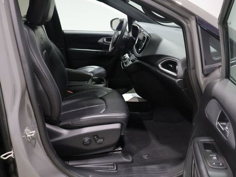 Used 2023 Chrysler Pacifica Touring-L w/ Uconnect Theater Family Group image 24
