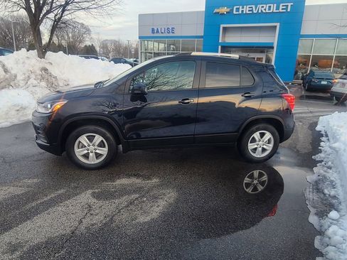 Used 2022 Chevrolet Trax LT w/ LT Convenience Package image 3