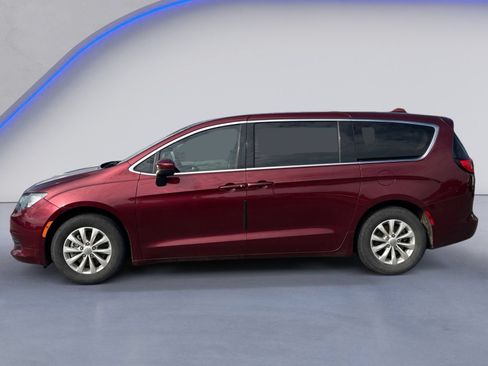 Used 2017 Chrysler Pacifica Touring w/ Tire & Wheel Group FWD image 3