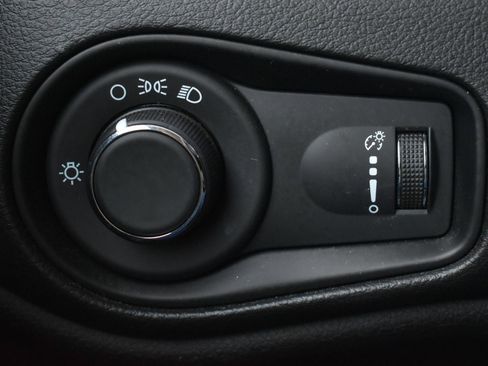 Used 2023 Jeep Renegade Latitude AWD/4WD image 17