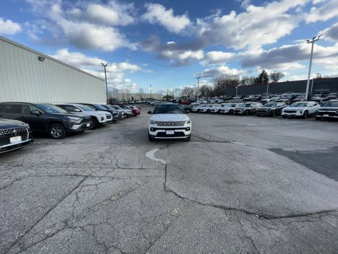 Used 2025 Jeep Compass Limited image 14