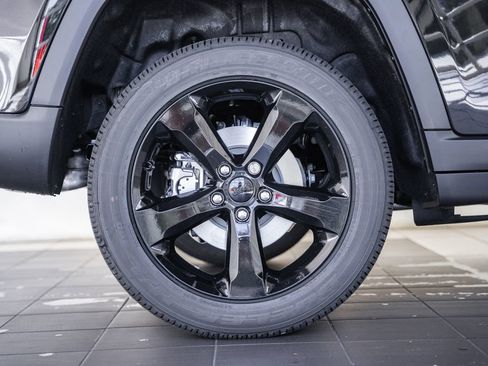 New 2025 Jeep Grand Cherokee Altitude image 17