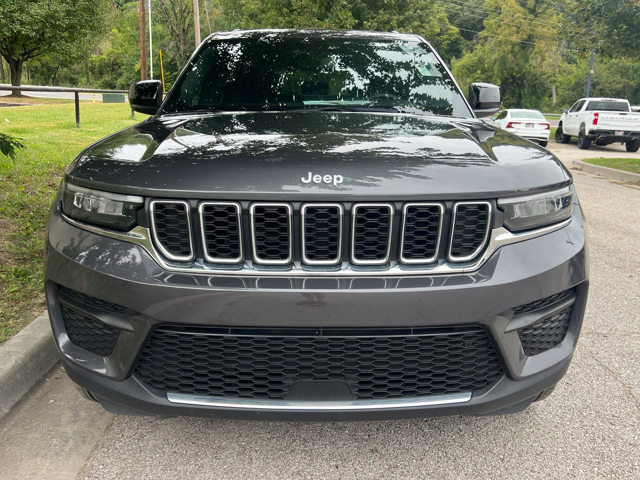 Used 2024 Jeep Grand Cherokee Laredo X AWD/4WD image 2