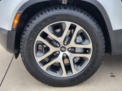 Certified 2025 Land Rover Defender 90 S image 11