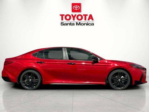 New 2026 Toyota Camry Hybrid FWD image 2