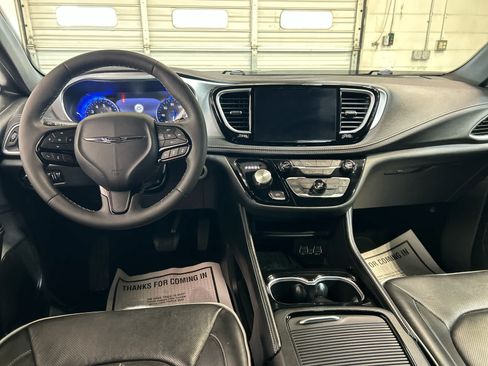 Used 2025 Chrysler Pacifica Limited FWD image 4