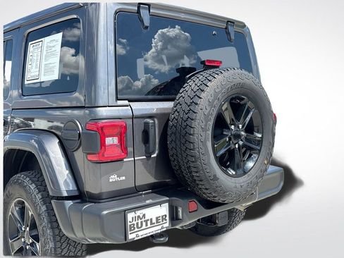 Used 2022 Jeep Wrangler Unlimited Sahara AWD/4WD image 53