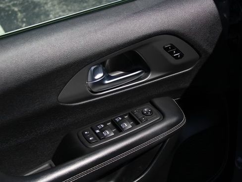 Used 2025 Chrysler Pacifica Select FWD image 14