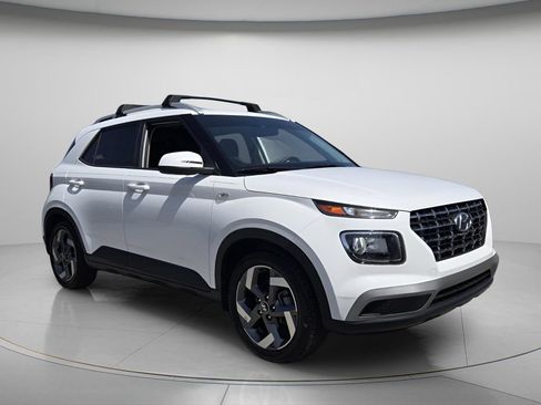 Used 2022 Hyundai Venue SEL FWD image 9