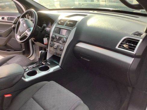 Used 2015 Ford Explorer XLT image 35