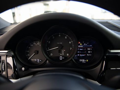 Certified 2024 Porsche Macan image 18