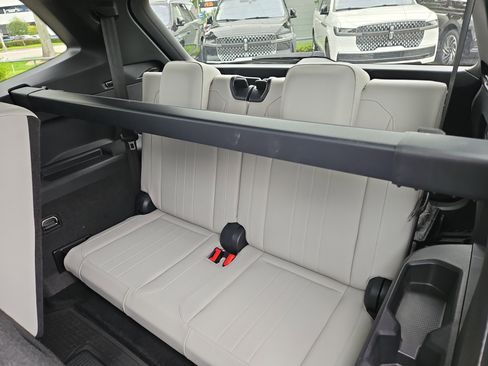 Used 2023 Volkswagen Tiguan SE R-Line image 9