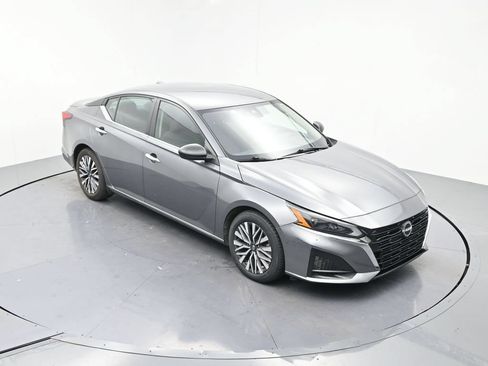 Used 2024 Nissan Altima 2.5 SV FWD image 17