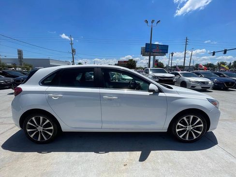 Used 2019 Hyundai Elantra GT FWD image 3