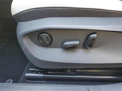 New 2025 Volkswagen Taos SE image 20