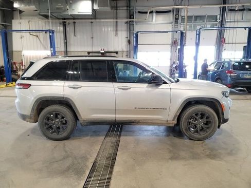 Used 2024 Jeep Grand Cherokee Altitude image 8