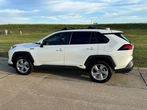 Used 2021 Toyota RAV4 XLE Premium image 11