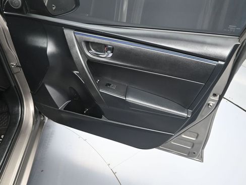 Used 2018 Toyota Corolla SE image 32