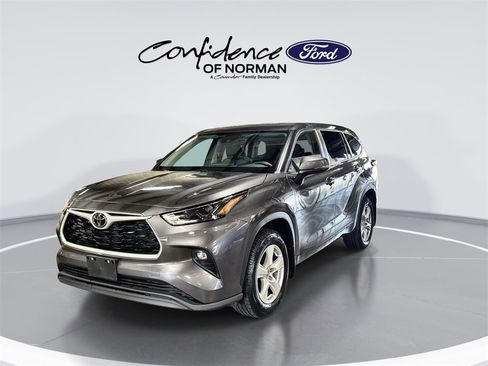 Used 2024 Toyota Highlander LE image 3