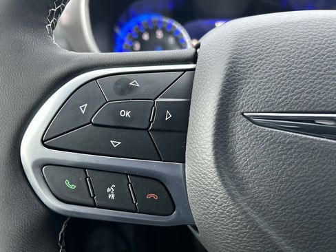 Used 2026 Chrysler Pacifica Select image 25