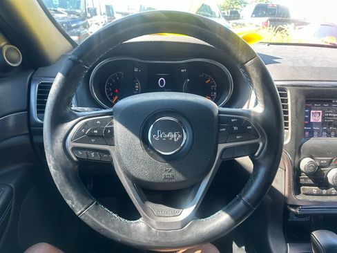 Used 2018 Jeep Grand Cherokee Laredo AWD/4WD image 16