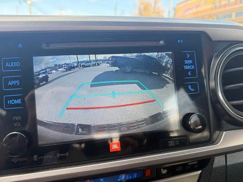 Used 2016 Toyota Tacoma Limited image 15