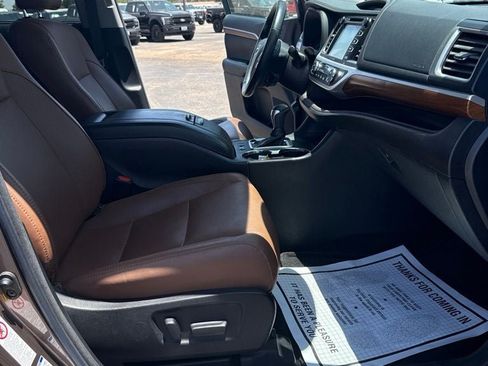 Used 2017 Toyota Highlander Limited Platinum AWD/4WD image 13