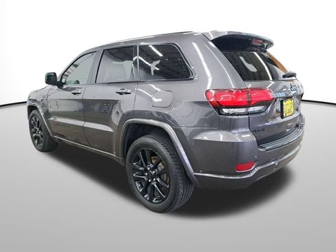 Used 2018 Jeep Grand Cherokee Altitude image 3