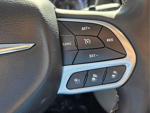 Used 2023 Chrysler Pacifica Touring-L FWD image 26