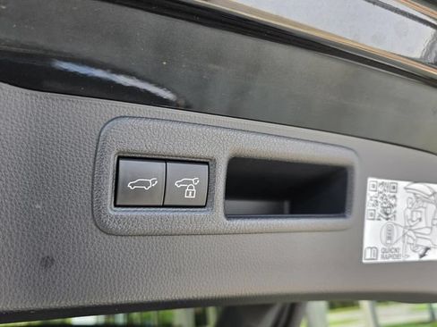 Used 2023 Toyota Venza Limited AWD/4WD image 12