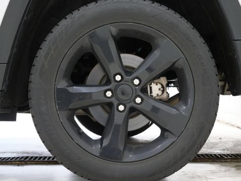 Used 2023 Jeep Grand Cherokee Altitude AWD/4WD image 9