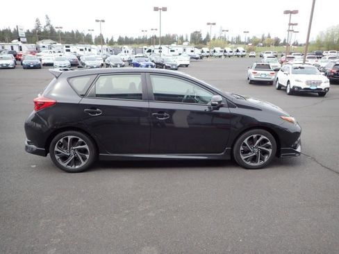 Used 2018 Toyota Corolla iM w/ Carpet Mat Package (TMS) FWD image 6