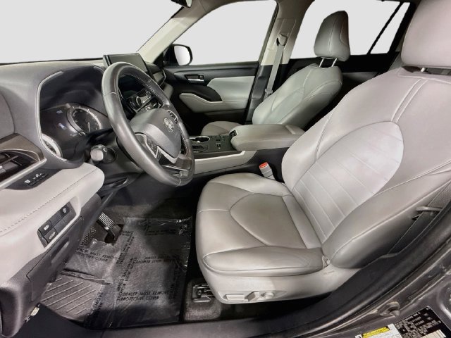 Used 2023 Toyota Highlander XLE FWD image 20