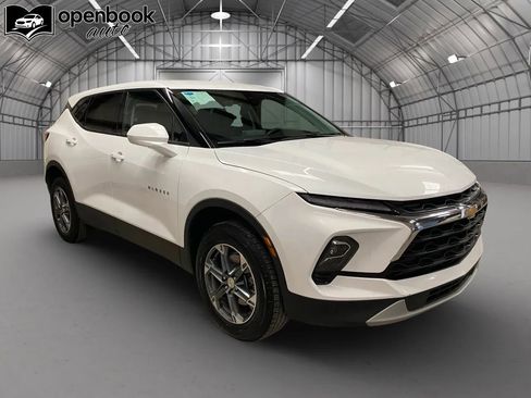 Used 2025 Chevrolet Blazer LT image 3