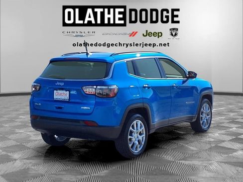 Used 2024 Jeep Compass Latitude w/ Sun and Sound Group AWD/4WD image 29