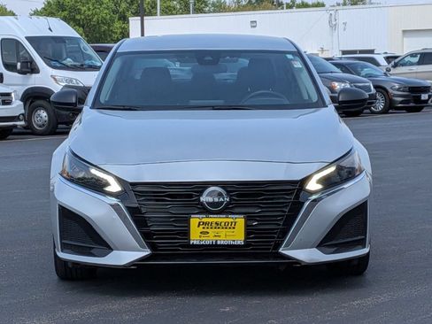 Used 2024 Nissan Altima 2.5 SV FWD image 2