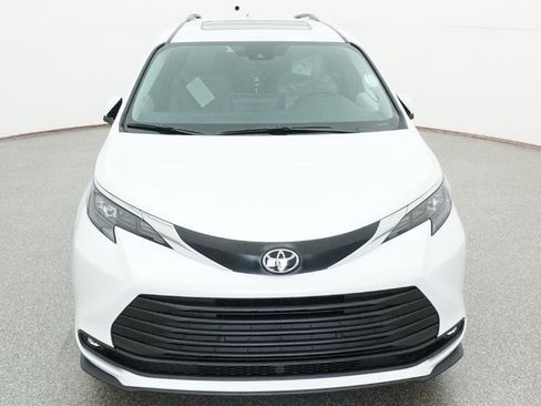 New 2026 Toyota Sienna XLE FWD image 4