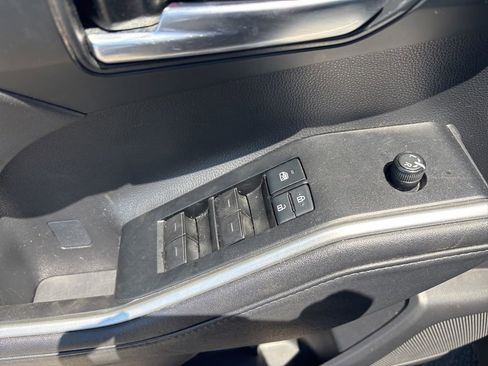 Used 2021 Toyota Highlander XLE AWD/4WD image 17