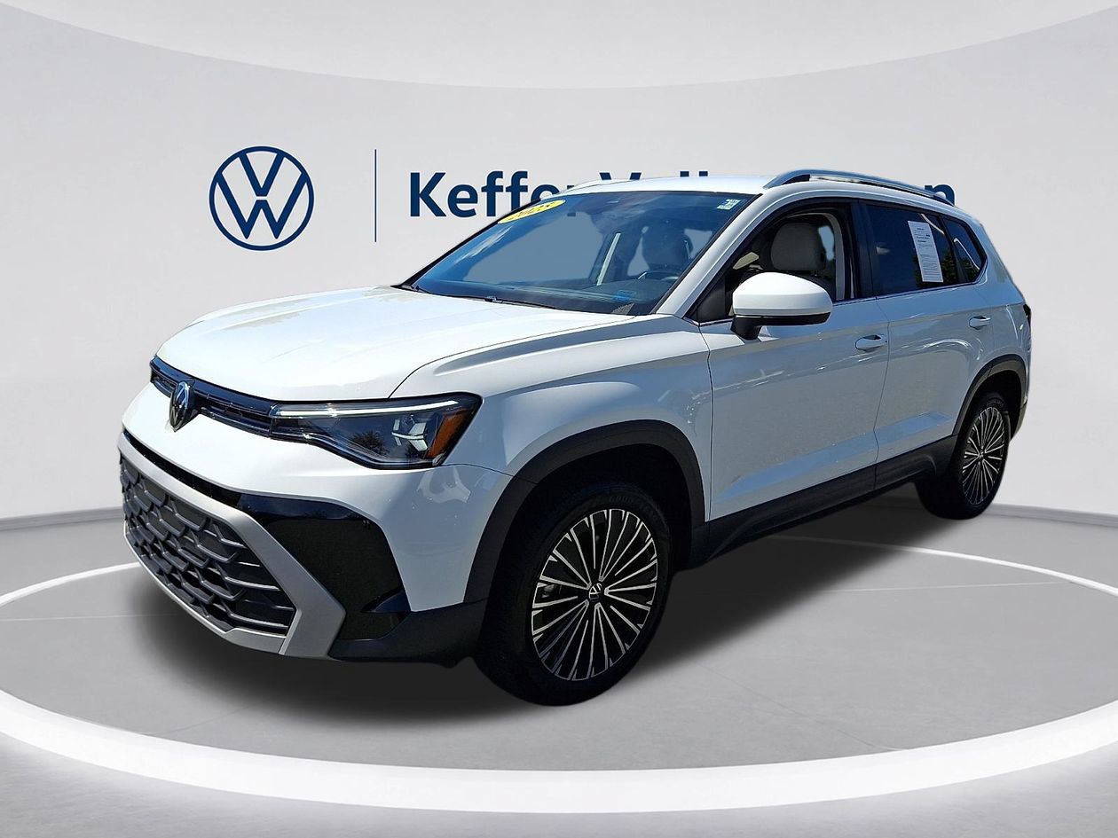 Used 2025 Volkswagen Taos SE FWD image 3