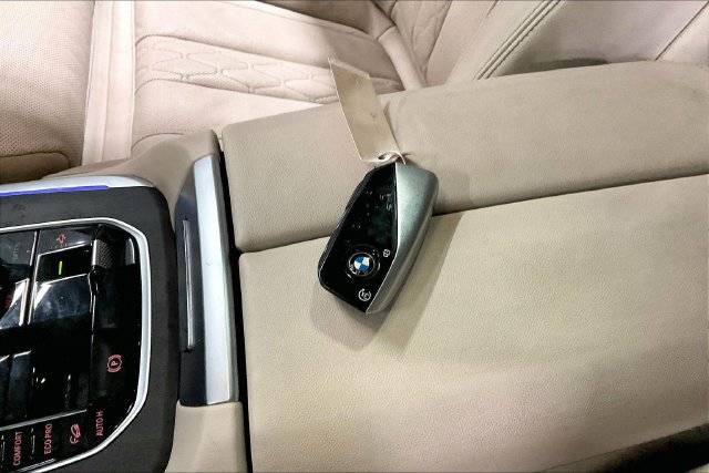 Used 2024 BMW X7 xDrive40i w/ Premium Package AWD/4WD image 13