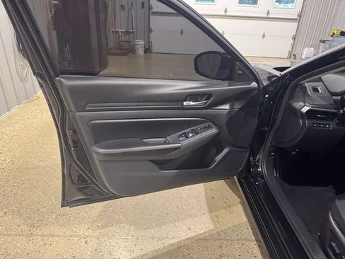 Used 2024 Nissan Altima 2.5 SV FWD image 9