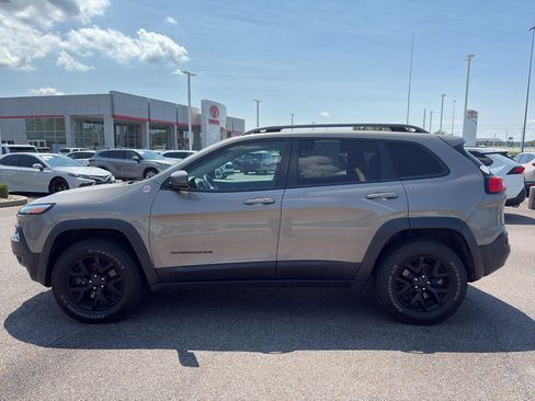 Used 2016 Jeep Cherokee Trailhawk w/ Comfort/Convenience Group AWD/4WD image 2