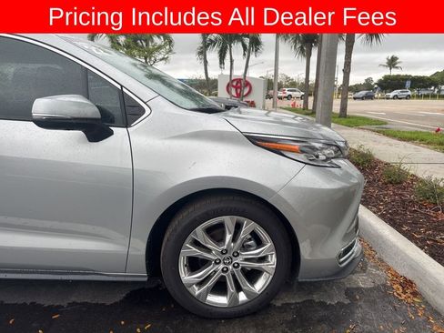 Used 2022 Toyota Sienna Platinum FWD image 4