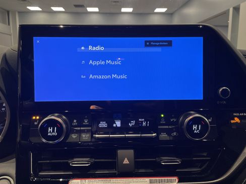 Used 2025 Toyota Highlander XLE image 25