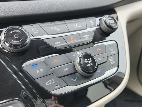 Used 2023 Chrysler Pacifica Touring-L image 30