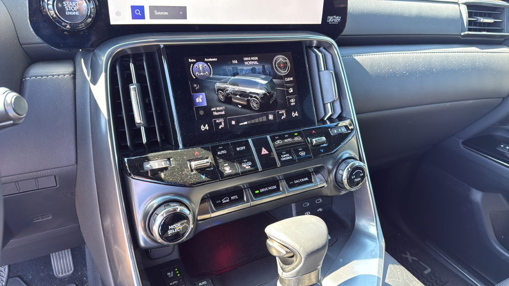 Used 2025 Lexus LX 600 4WD w/ Accessory Package (2T) image 33